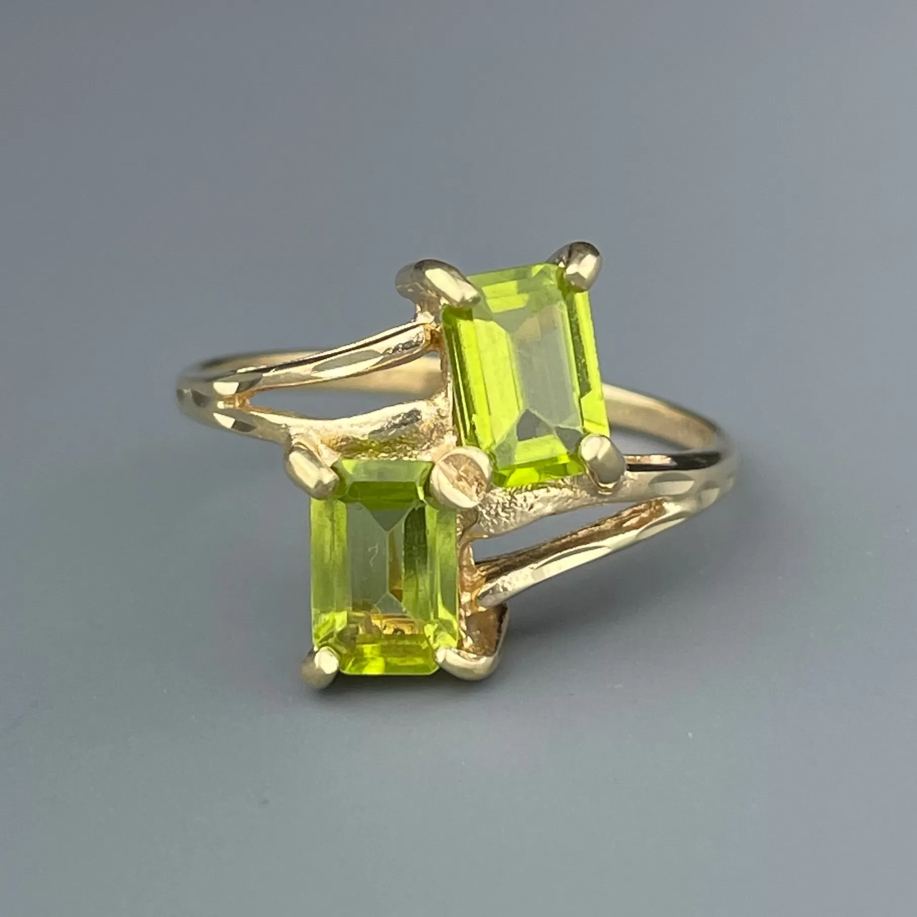 Vintage 10K Gold Peridot Bypass Ring, Sz 7 3/4