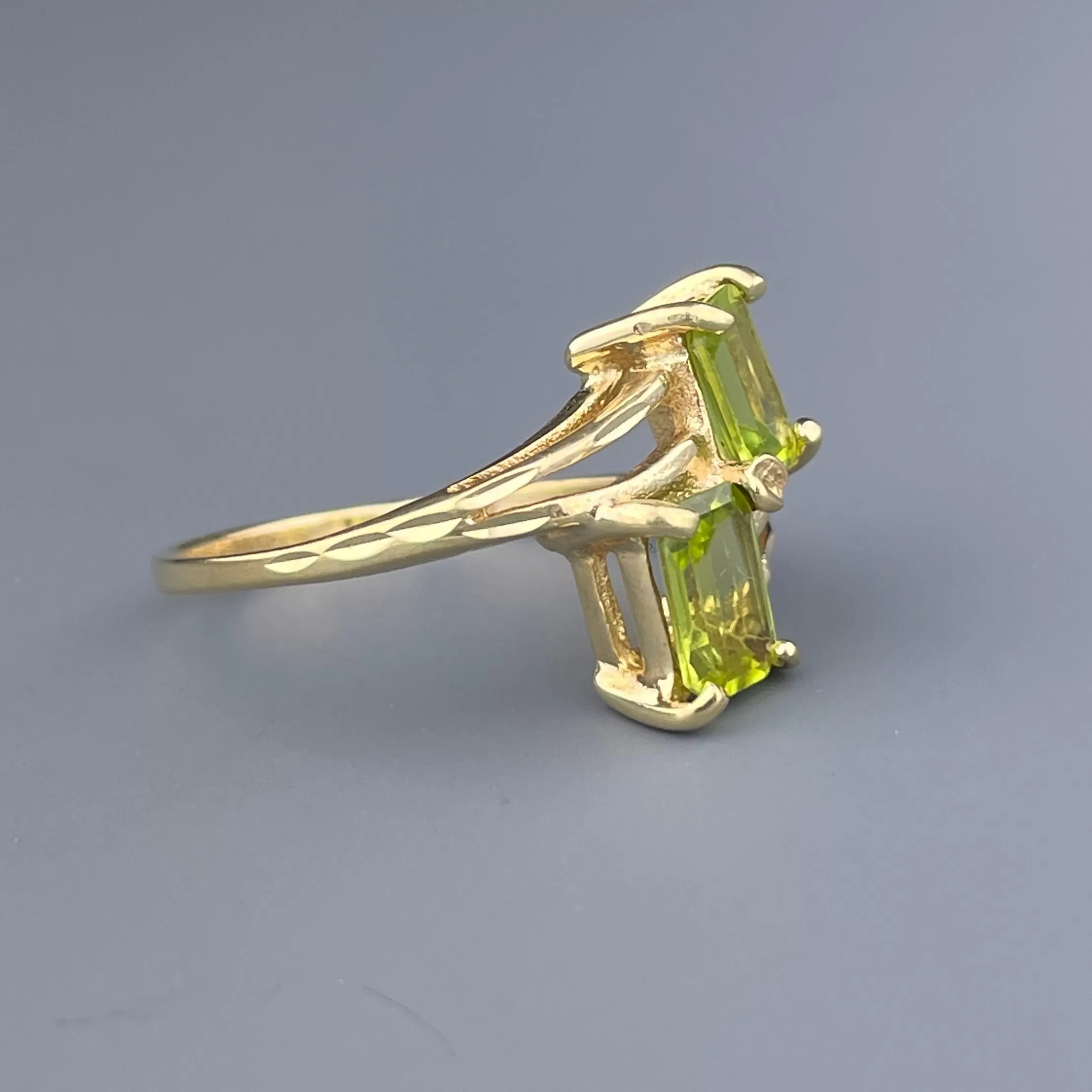 Vintage 10K Gold Peridot Bypass Ring, Sz 7 3/4